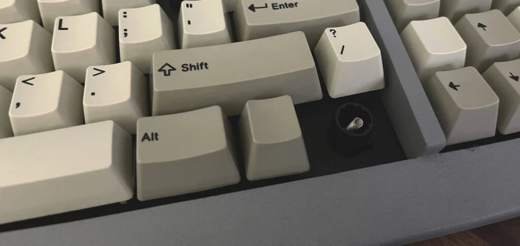 Someone sent me an ingenious layout modification with the HHKB style split right shift – did not think this was possible! Using the full 2.75U right shift key on the HHKB style split right shift board, with one key to the right of the shift key. Posting their photos with their permission: