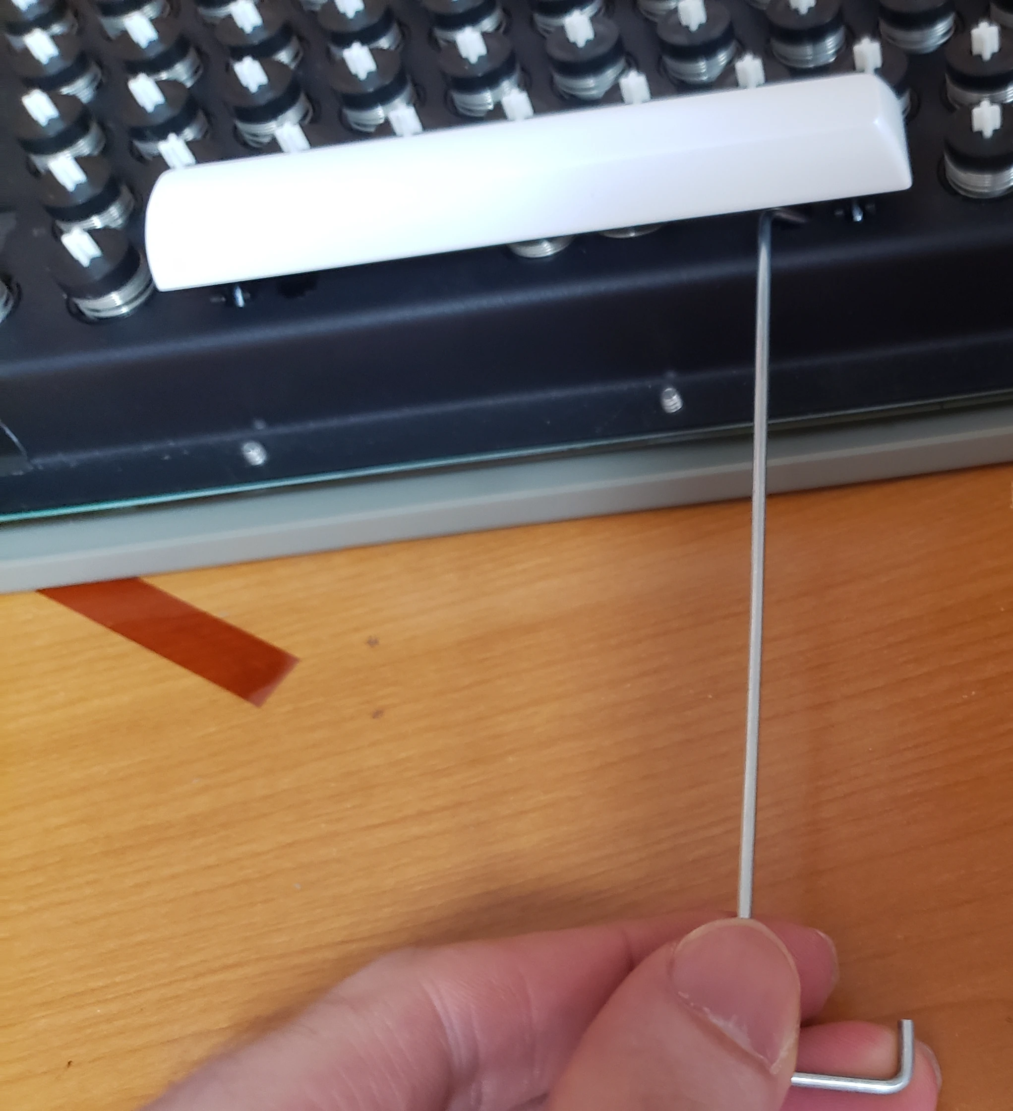 Spacebar installation with stabilizer wire